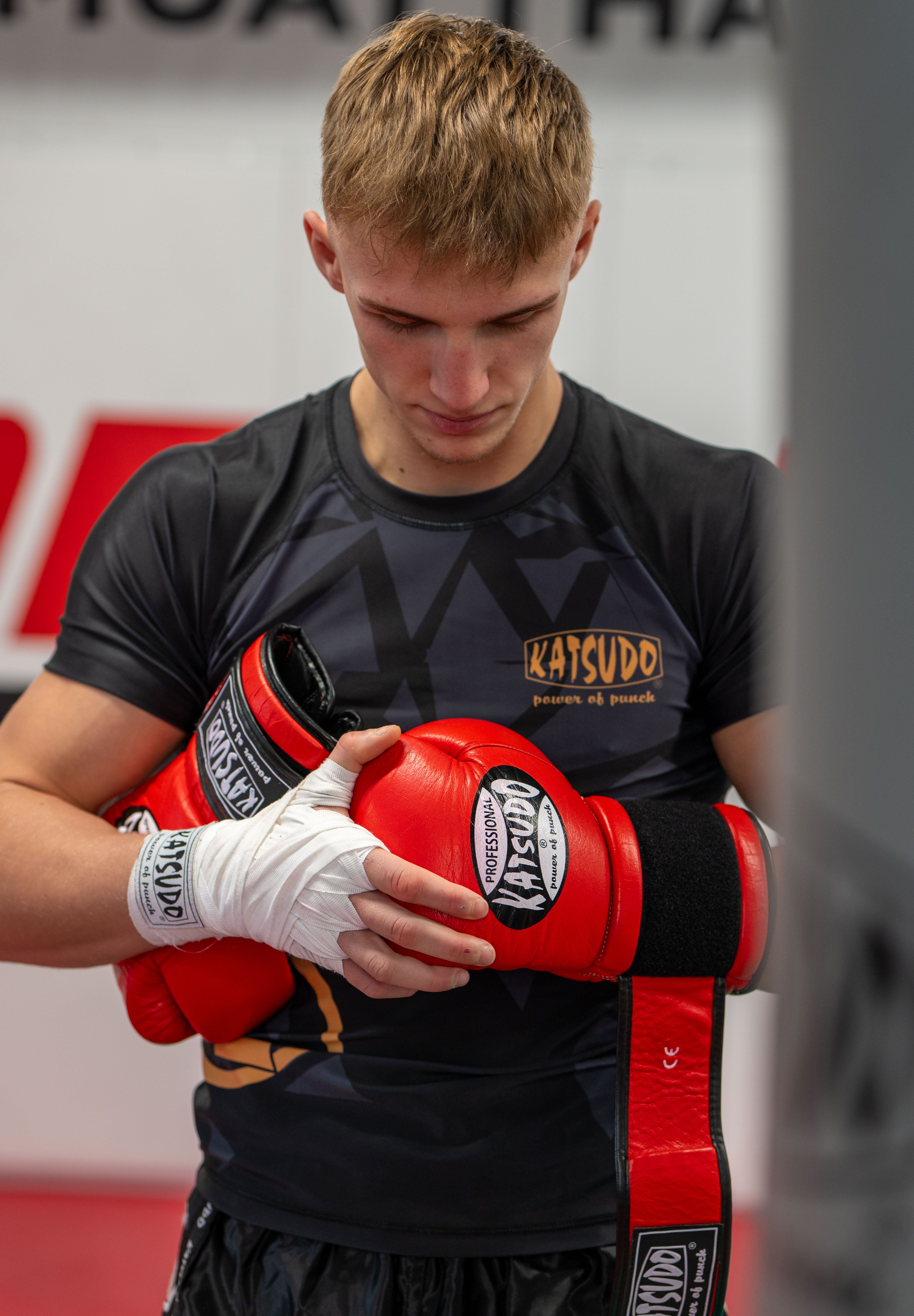 Katsudo rash guard s krátkym rukávom Virago, čierno-zlatý